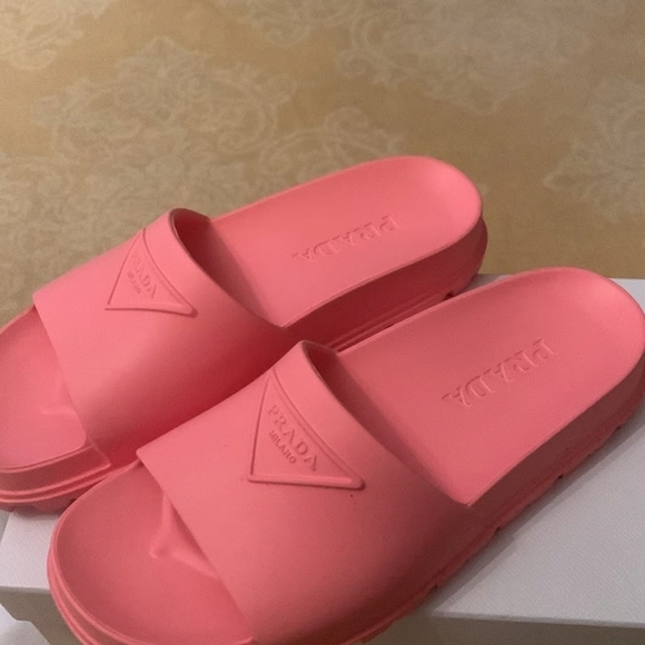 Gorgeous Prada woman slides!! - Picture 1 of 7